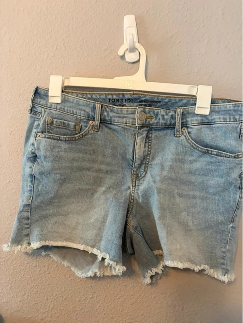 Torrid mid-rise mid short vintage stretch size 14